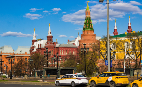Поправки в Конституцию позволили создать единую систему публичной власти и консолидировать позицию на переговорах с Украиной, заявил эксперт